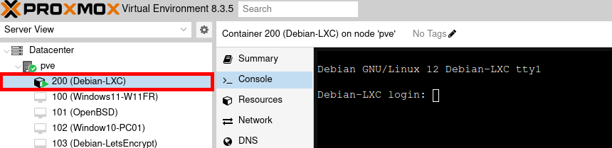 Interface de Proxmox VE montrant le conteneur Debian 12 LXC créé avec succès et en cours d'exécution. La console affiche l'invite de connexion pour Debian-LXC sur le conteneur ID 200.