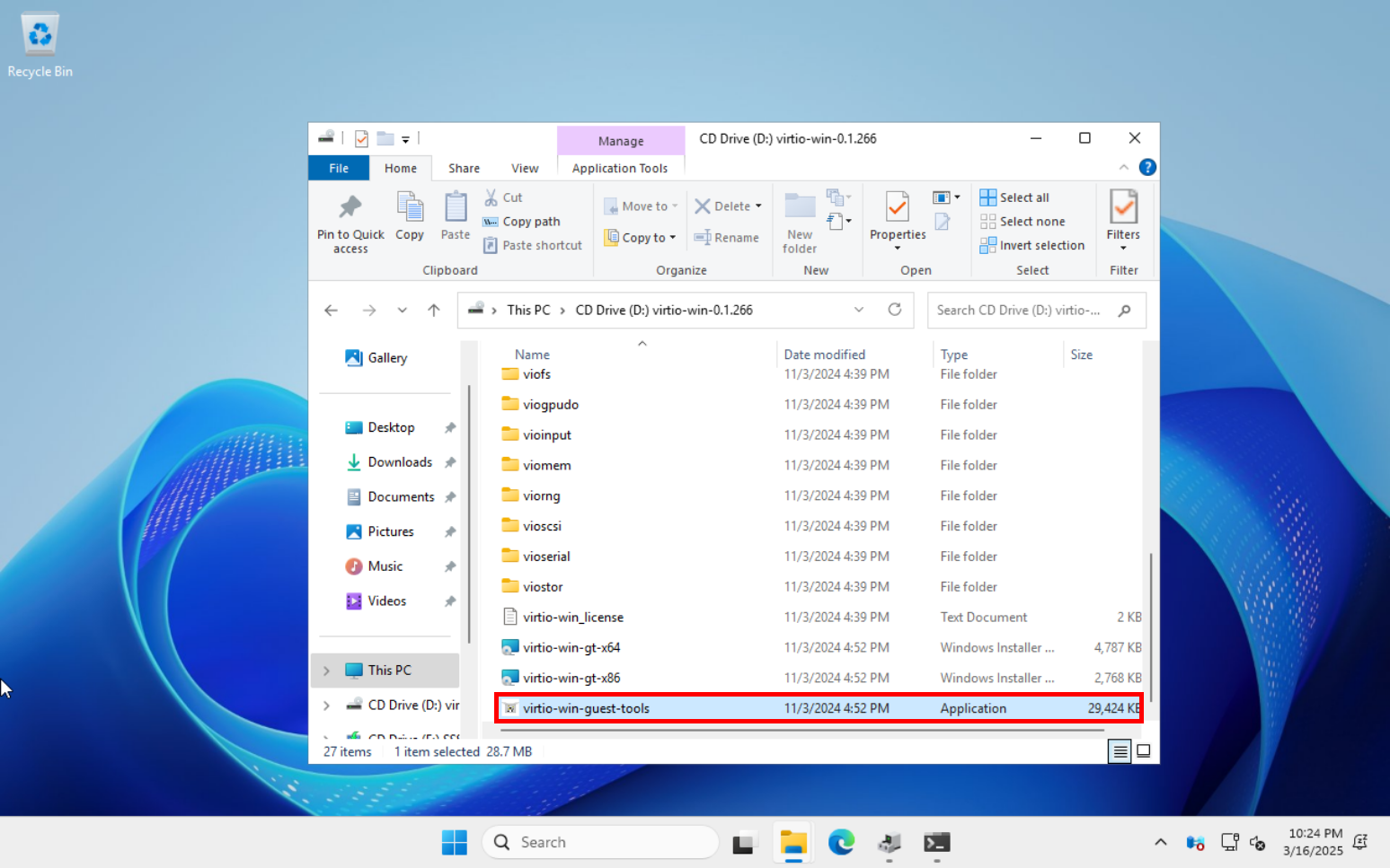 Windows 11 exécuté dans une VM Proxmox, affichant le contenu de l'ISO des pilotes VirtIO dans l'Explorateur de fichiers. L'application 'virtio-win-guest-tools' est mise en évidence, indiquant l'installation de pilotes et outils supplémentaires pour améliorer les performances de la VM.